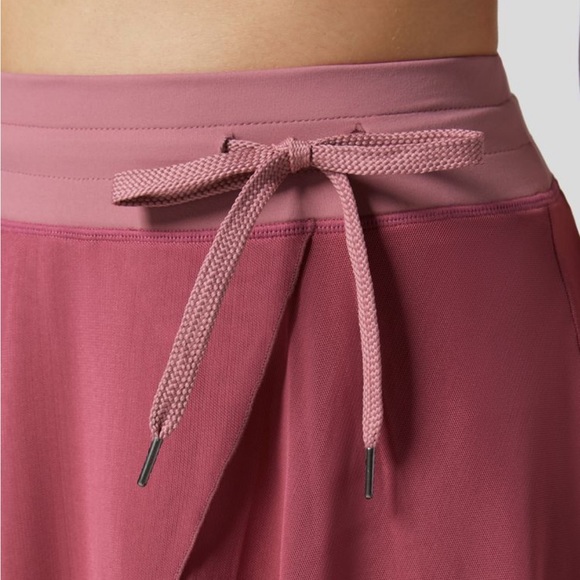 Size Small - Barely wore decided its not my color. Has a comforting weight to it - Picture 2 of 6